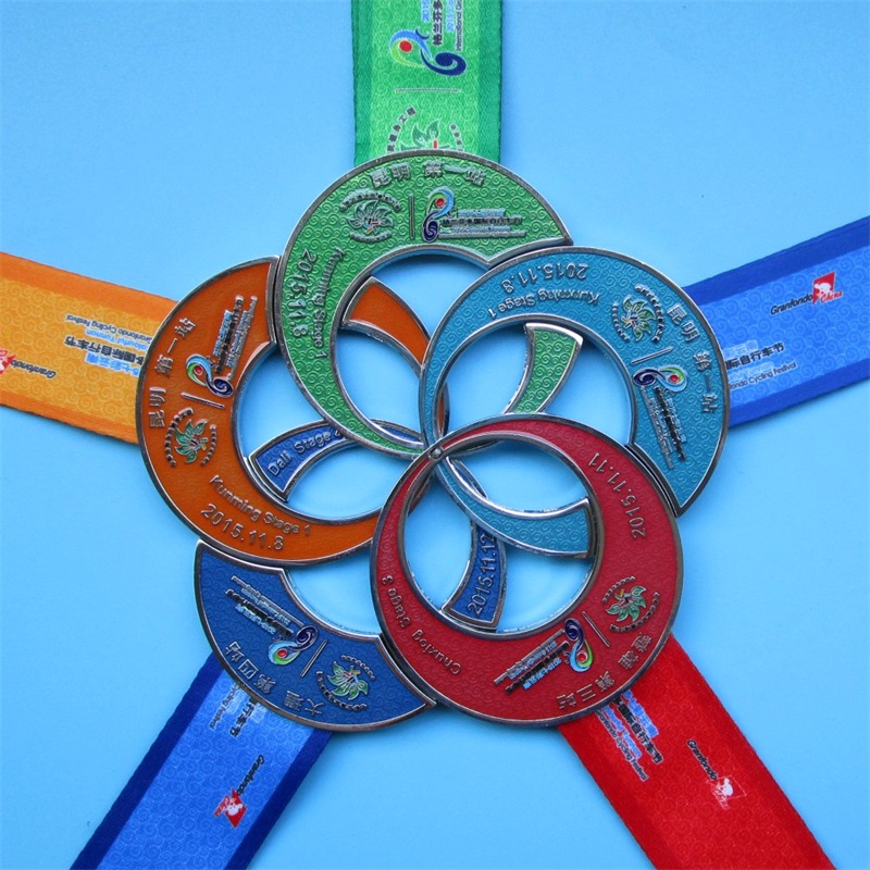 Vijf in één sportevenement souvenir combinatie medailles